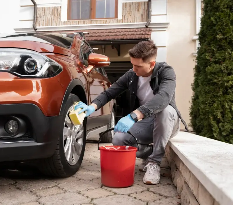 Lavage auto à domicile Vic-la-Gardiole : professionnel intervenant sur un véhicule
